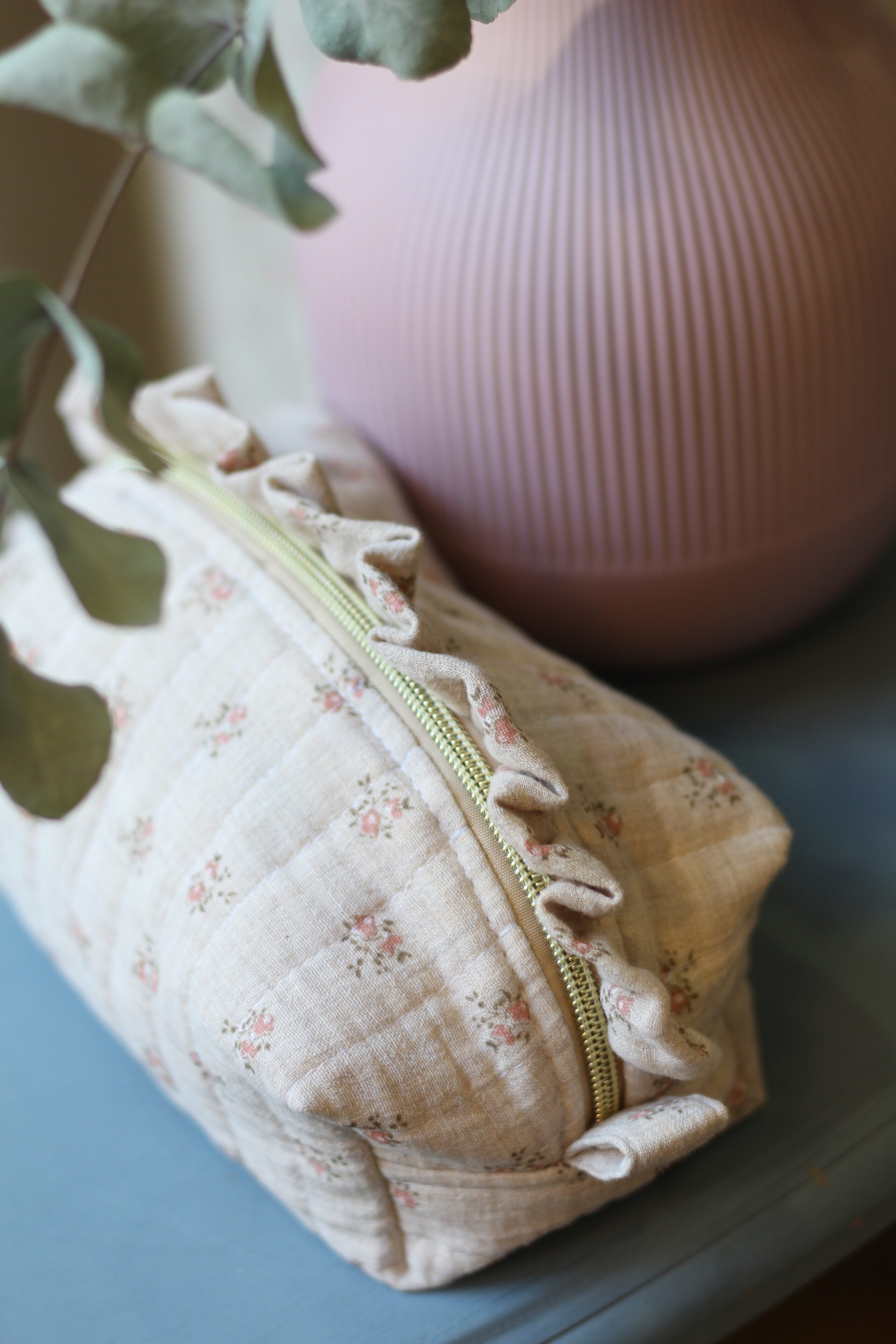 Trousse Beige à Volants Fleurs Roses Détails Trousse Beige à Volants Fleurs Roses Détails