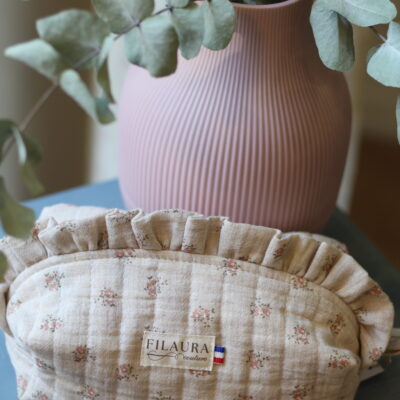 Trousse Beige à Volants Fleurs Roses Dos