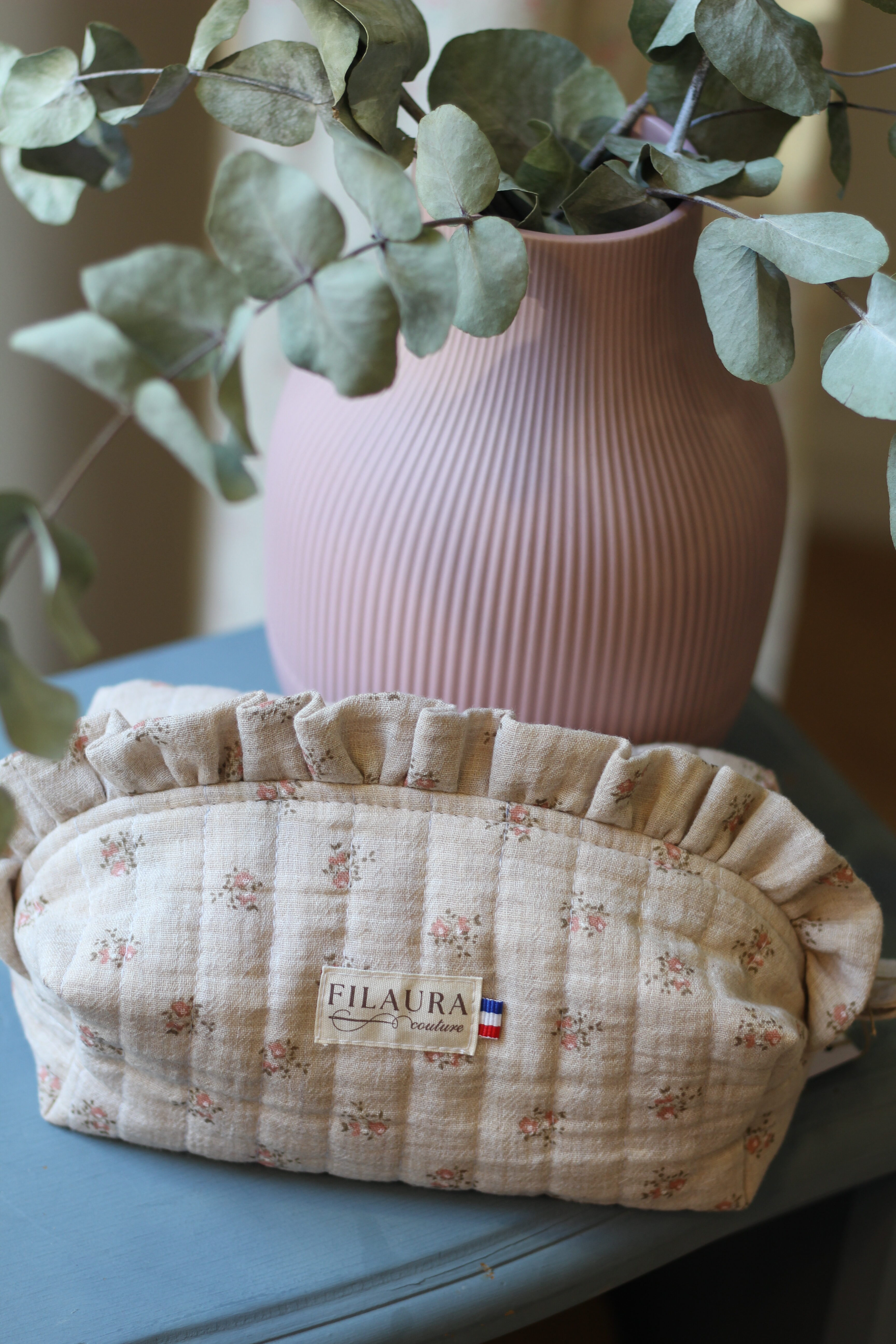 Trousse Beige Ă Volants Fleurs Roses Dos Trousse Beige Ă Volants Fleurs Roses Dos