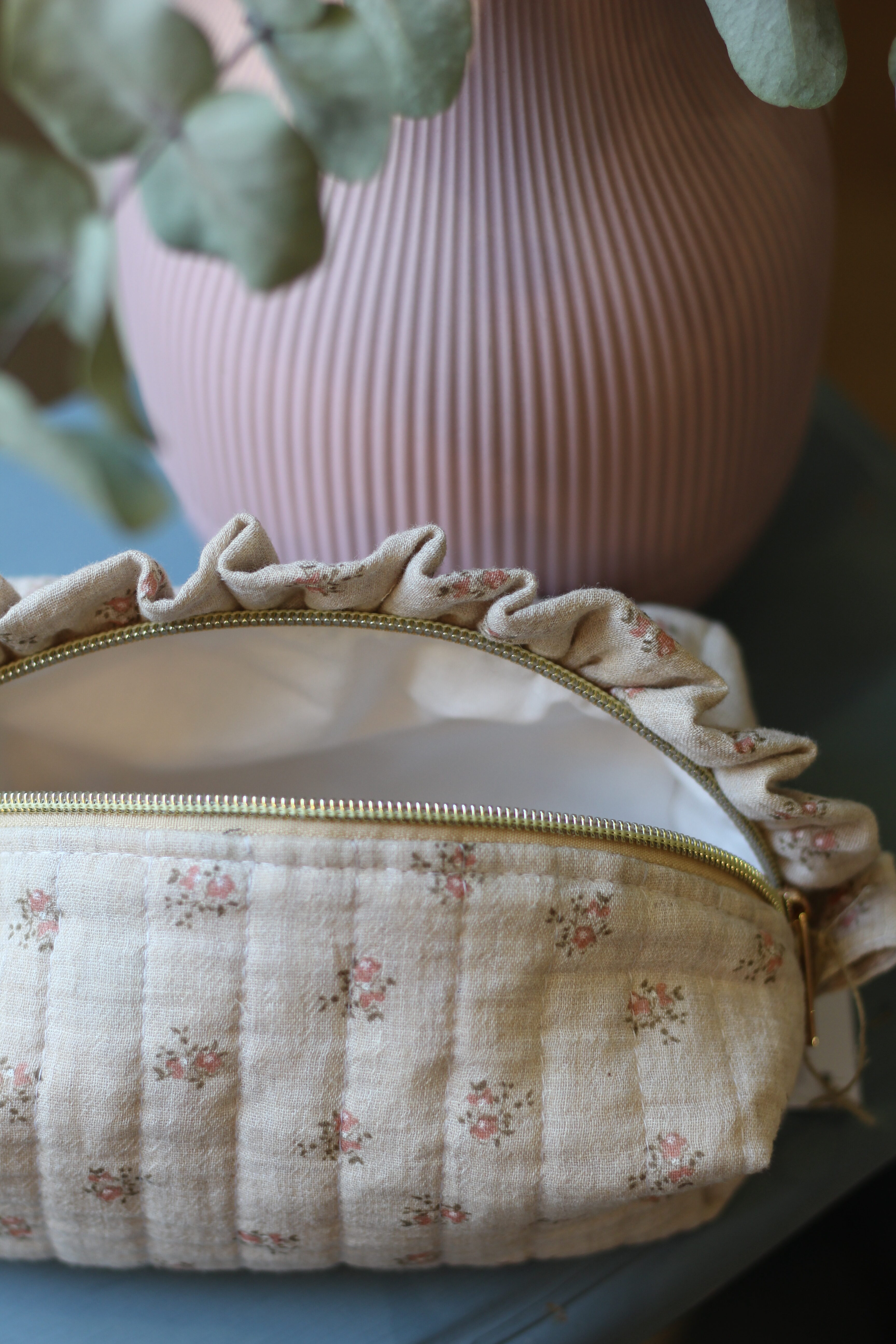 Trousse Beige à Volants Fleurs Roses Intérieur Trousse Beige à Volants Fleurs Roses Intérieur