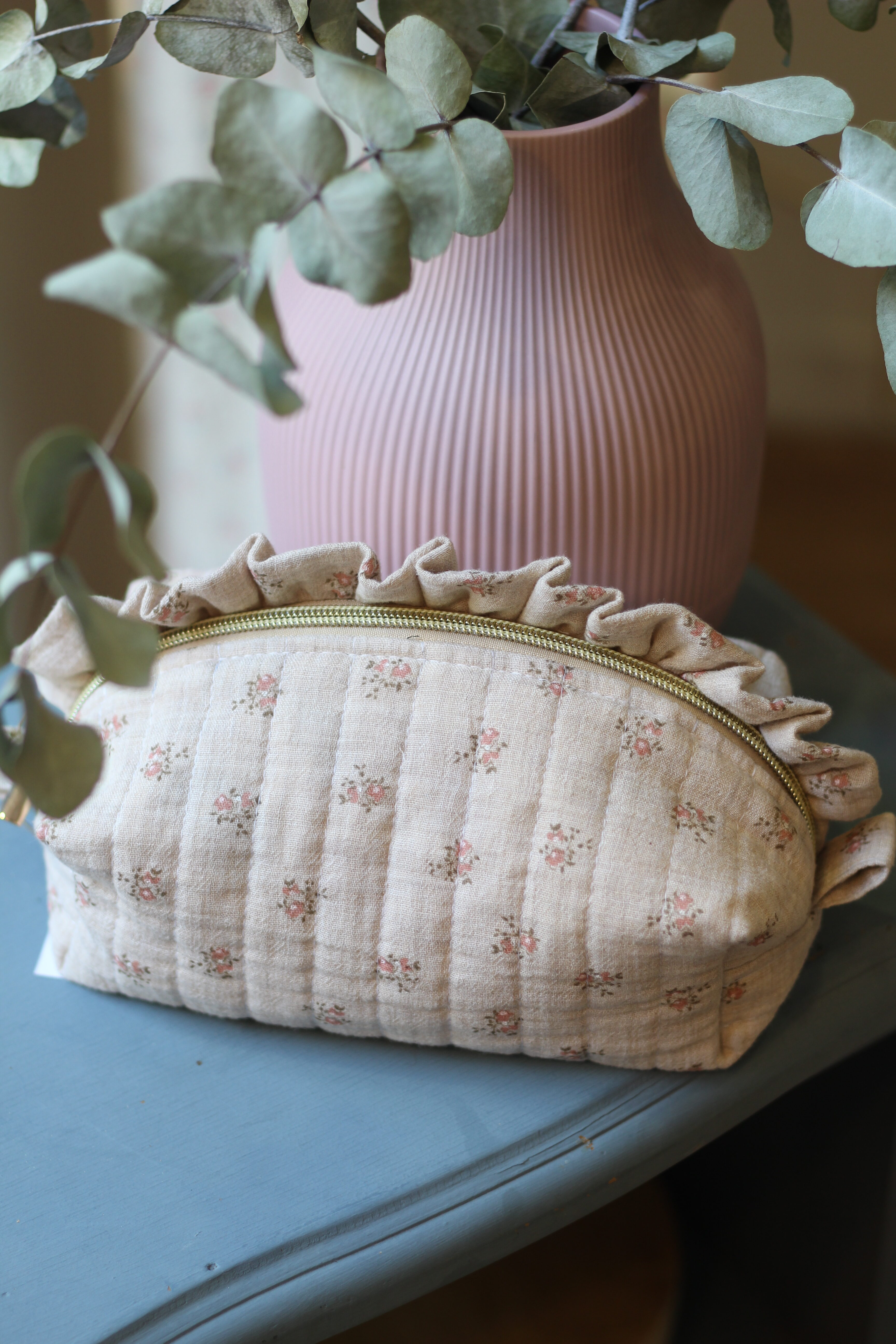 Trousse Beige Ă Volants Fleurs Roses Trousse Beige Ă Volants Fleurs Roses