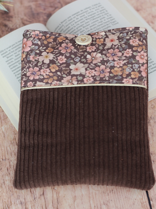 Pochette à Livre Brun Apolline Détails Pochette à Livre Brun Apolline Détails