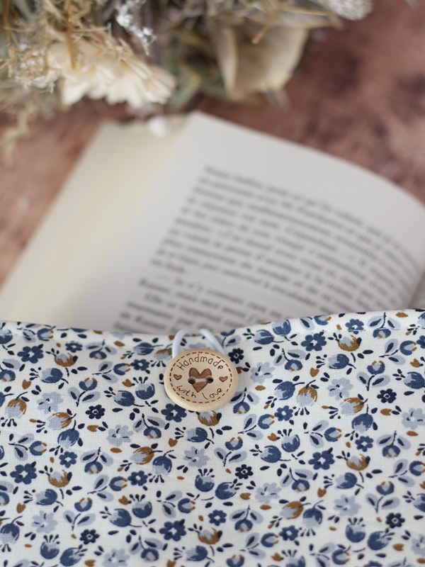 Pochette à Livre Brun Caseille Bleu Détails Pochette à Livre Brun Caseille Bleu Détails