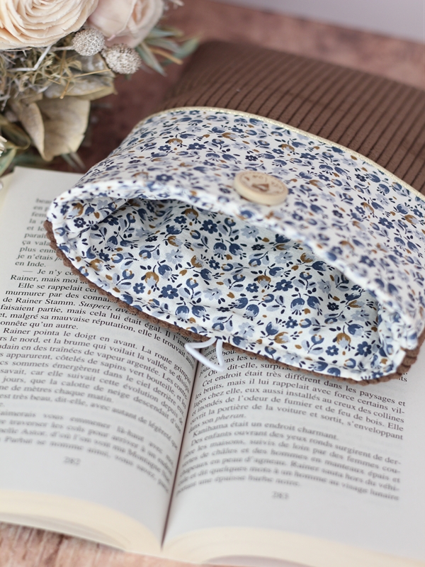 Pochette à Livre Brun Caseille Bleu Intérieur Pochette à Livre Brun Caseille Bleu Intérieur