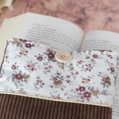 Pochette à Livre Brun Fleurs Prune Détails