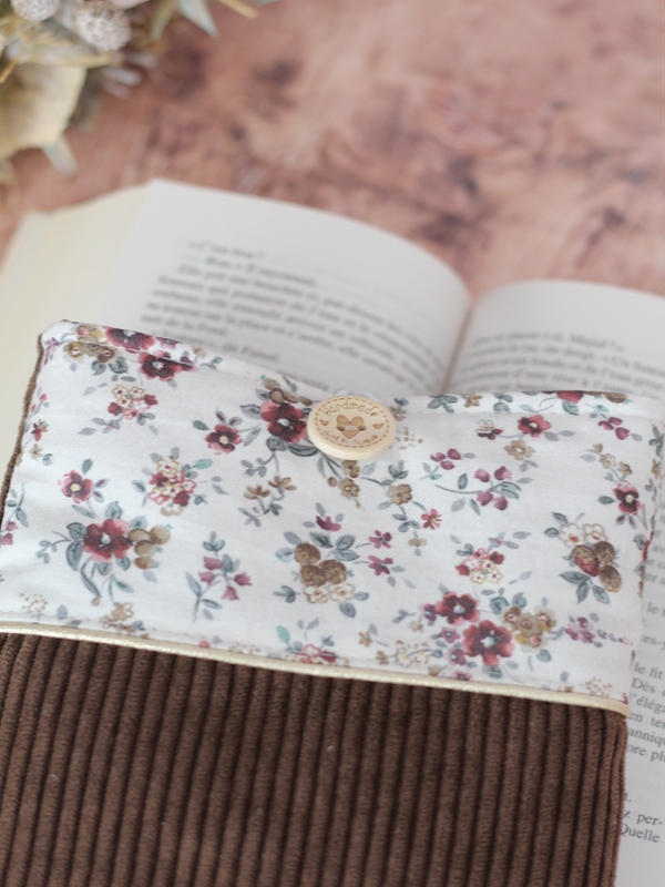 Pochette à Livre Brun Fleurs Prune Détails Pochette à Livre Brun Fleurs Prune Détails