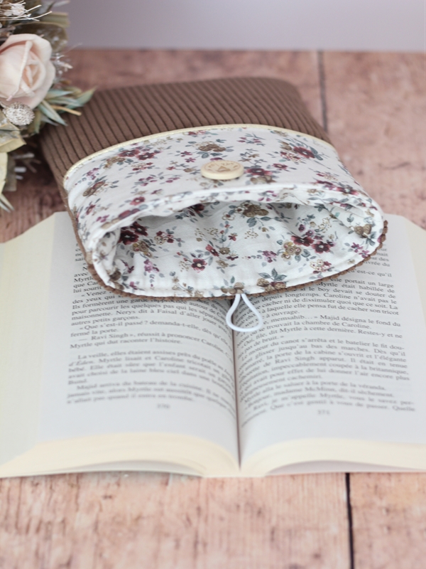 Pochette à Livre Brun Fleurs Prune Intérieur Pochette à Livre Brun Fleurs Prune Intérieur