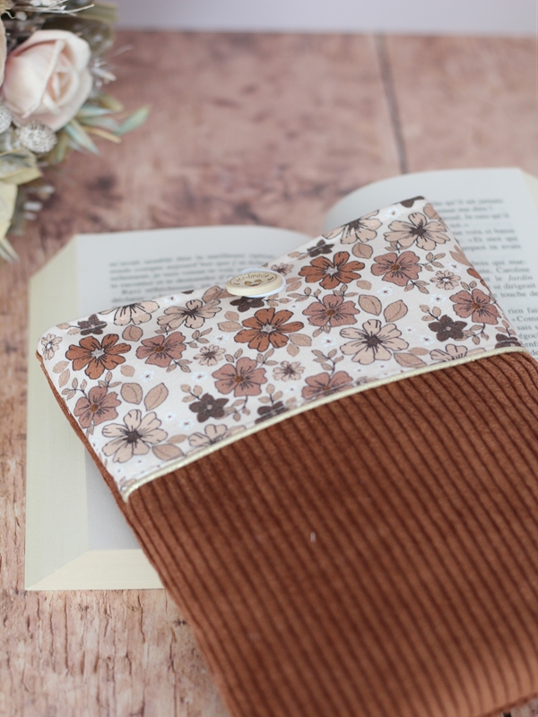 Pochette à Livre Rouille Léonce Détails Pochette à Livre Rouille Léonce Détails
