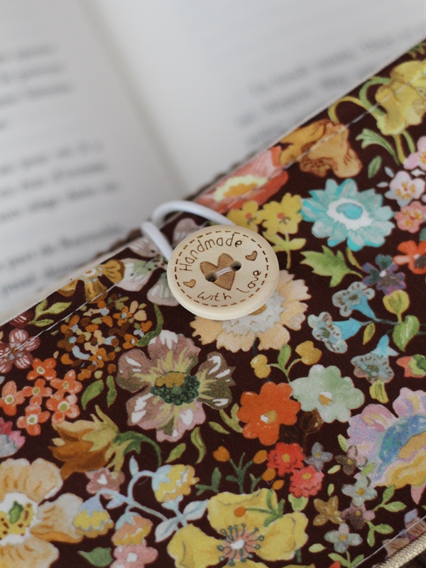 Pochette à Livre Velours Brun Meadow Détails Pochette à Livre Velours Brun Meadow Détails