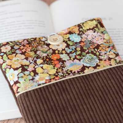 Pochette à Livre Velours Brun Meadow Devant
