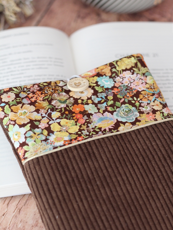 Pochette à Livre Velours Brun Meadow Devant Pochette à Livre Velours Brun Meadow Devant