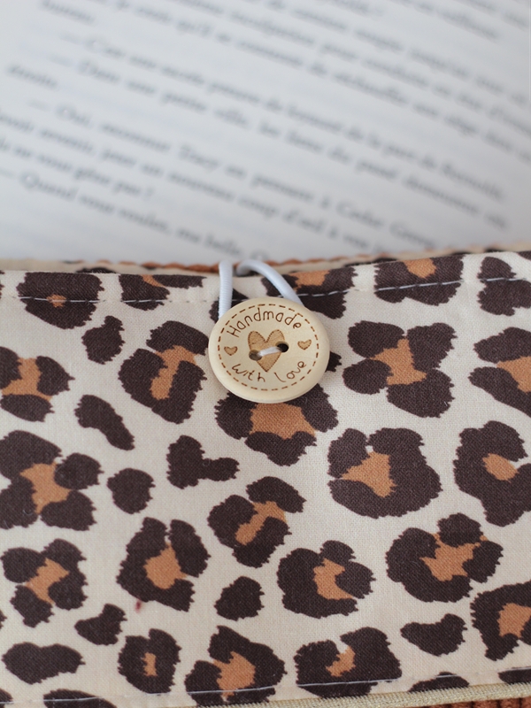 Pochette à Livre Velours Rouille Léopard Détails Pochette à Livre Velours Rouille Léopard Détails
