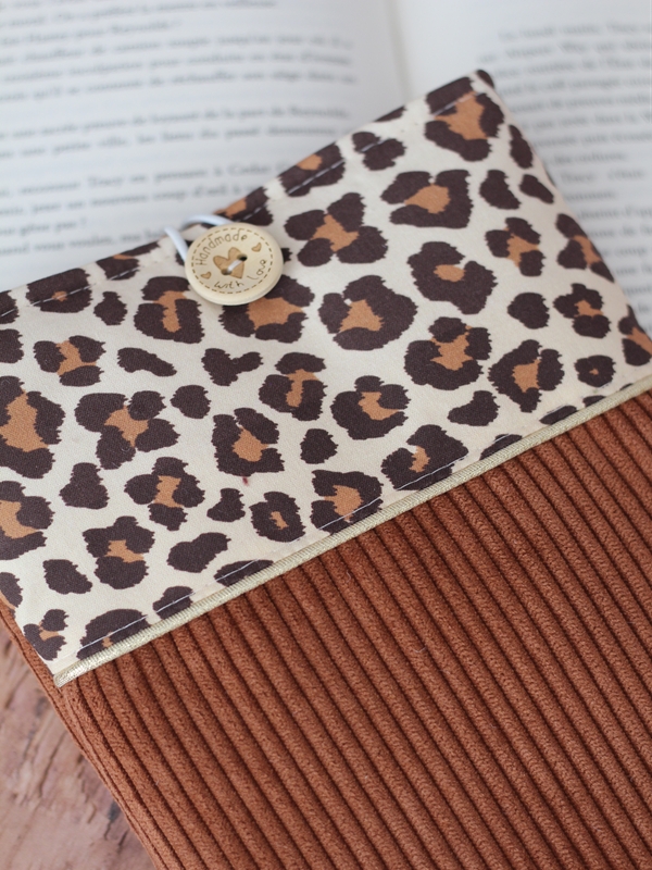 Pochette à Livre Velours Rouille Léopard Devant Pochette à Livre Velours Rouille Léopard Devant